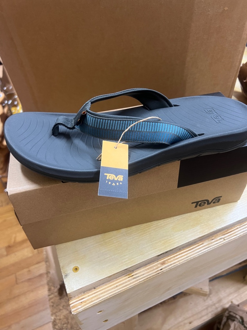 NWT M's Teva Hurricane Sandals- Black/ Blue